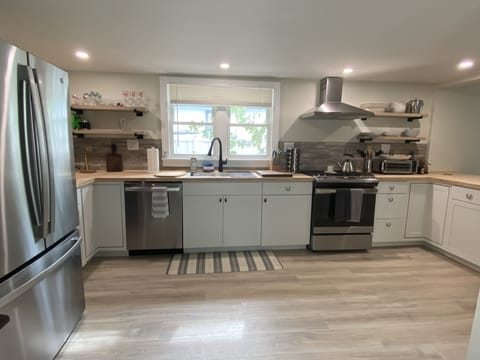 Gas stove & oven. Brand new everything.