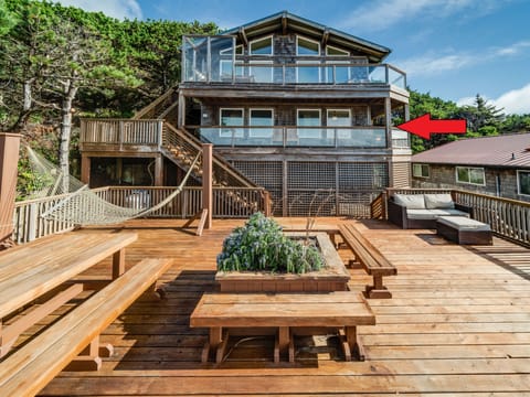 Lower Condo unit. Upper unit not a rental Owner use only. Ocean facing large deck is for Renter use