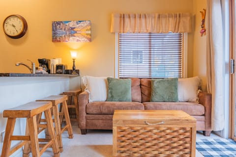 Spacious and bright living area with sleeper sofa 