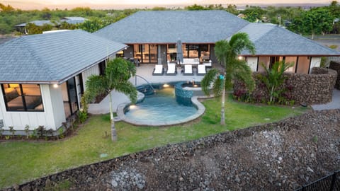 Nohea 13 - sleeps 8 with 4 bedrooms, 4 bathrooms and a private pool and spa