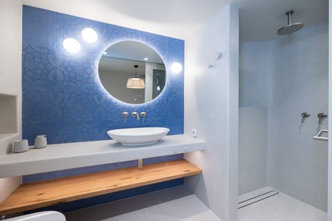 Bedroom 2 en suite bathroom