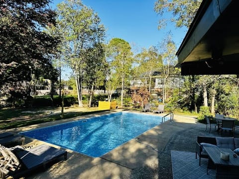 Gorgeous HUGE yard - pool, fire pit, River view, outdoor seating, fully fenced