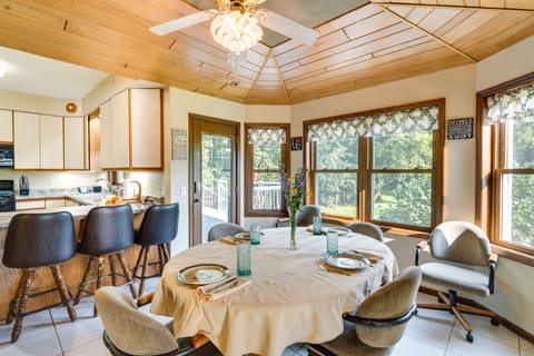 Dining Area | Dishware & Flatware Provided