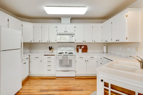 Kitchen | Cooking Basics | Coffee Maker | Paper Towels/Trash Bags Provided