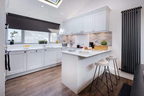 Stylish Kitchen & Breakfast bar complete with Granite Worktops.