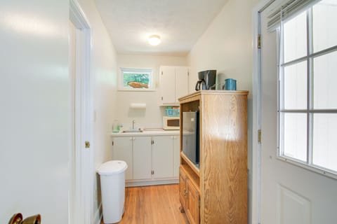 Kitchenette | Dishware & Flatware Provided | Microwave | Coffee Maker