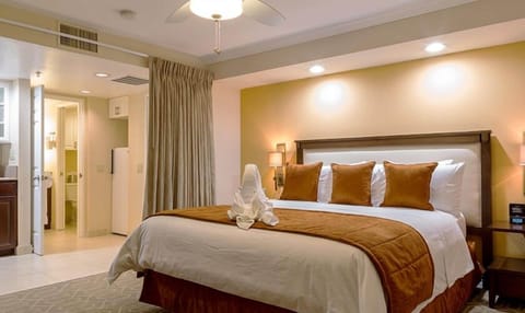 Unit with 1 Queen Size Bed. The exact unit will be assigned upon arrival. Views, colors and decor may vary.