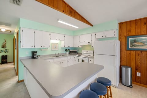 Fully stocked kitchen with eat in bar for 4