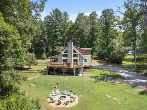Huge backyard to relax and have fun! Enjoy smores under the stars at the bonfire