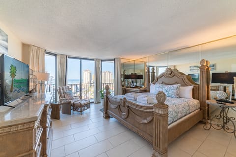 Welcome to Edgewater 1-1212 'Combee's Penthouse HideAway' A beautiful 4BD Penthouse in Tower 1