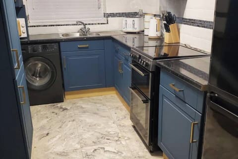 Fully equipped with modern appliances, including a stove, oven, fridge & freezer, and microwave. Spoons, plates, pots, and utensils are provided, so you can easily prepare your meals. Everything you need for a comfortable, home-like experience. You can also enjoy the convenience of a dining area for meals.