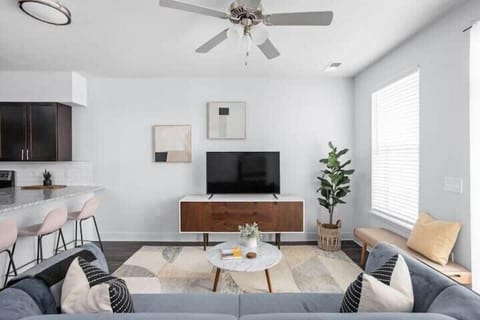 
TWO Cozysuites Stylish 4BR4BA in the heart of Nora