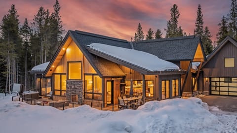 Trailblazer Lodge in winter