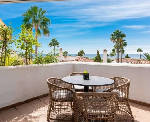 Beautiful balcony with table and chairs for four people. Ideal to enjoy a beautiful view. (1)