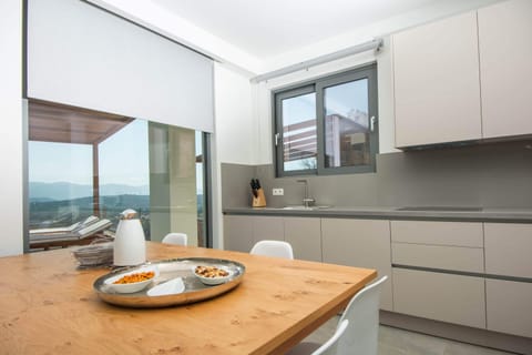 7aa6ca44-d13e-4b3e-bff7-86debc978474