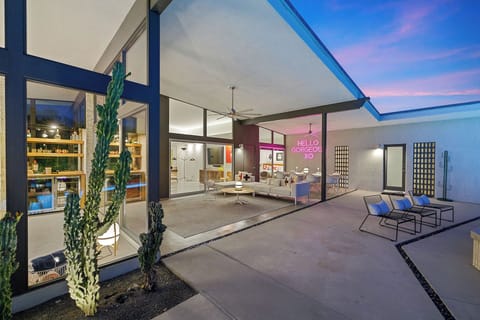 'California Retro' 1963 Gem on 1/2 an Acre House in Indian Wells