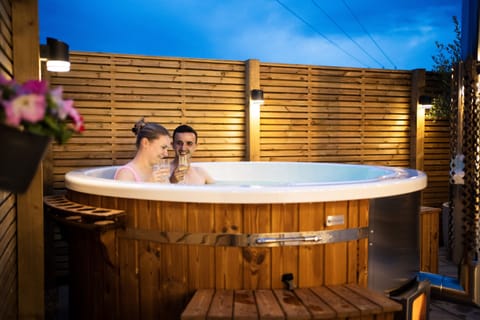 Hot Tub / whirlpool bath (Outdoor)
