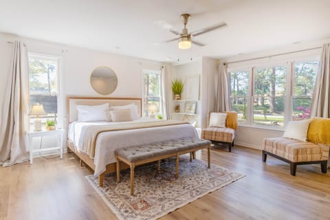 Farmhouse Master Bedroom (Queenbed).