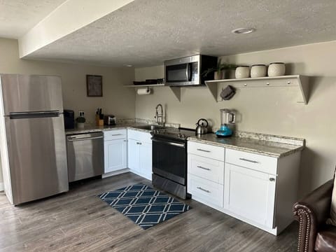 Sleepy Ridge Studio kitchen