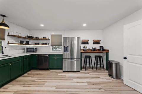 `Kitchen Comfort: Where Delicious Meals Come to Life 🍳🍽️`