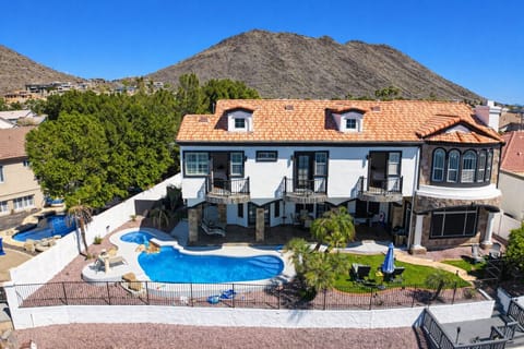 9 bedrooms!  Lake and mountains view!!
