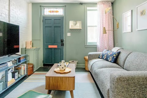 Welcome to our cozy living room! 🏡✨ This bright and inviting space is perfect for relaxation and entertainment. With a generous 55" smart TV and a stylish coffee table, it's ideal for movie nights or just unwinding after a long day. The  natural light adds to the warm and welcoming atmosphere. Enjoy your stay to the fullest. 📺🍿🪴