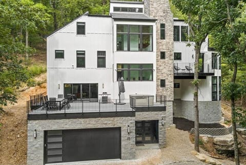 Rocky Summit is your ideal destination for a relaxing and convenient escape, where you can enjoy the natural beauty of Beaver Lake.