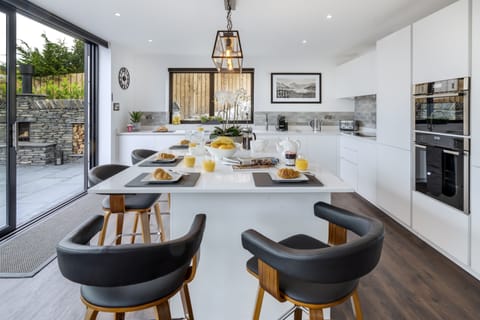 Stylish Kitchen & Breakfast bar / Dining area complete with luxury fittings