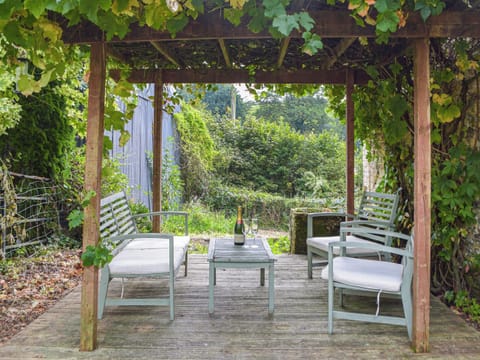 Sitting-out-area | Yr Ysgubor - Neuadd Deg, Carmarthen