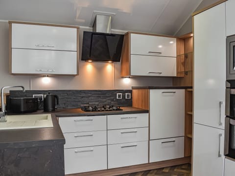 Kitchen | Oaks Retreat, Prenteg, near Porthmadog