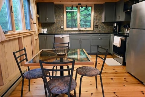 There is a small table in the kitchen to enjoy an informal breakfast.
