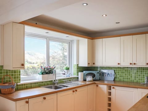 Kitchen/diner | Lon Lwyd Isaf, Pentraeth