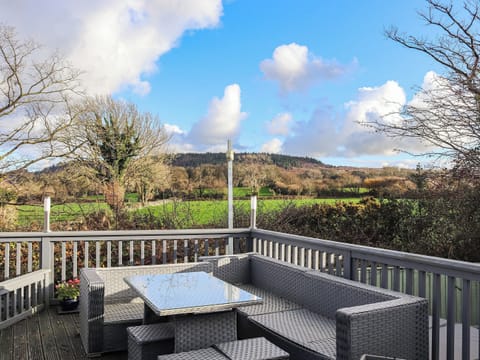 Sitting-out-area | Lon Lwyd Isaf, Pentraeth