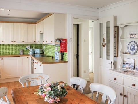 Kitchen/diner | Lon Lwyd Isaf, Pentraeth