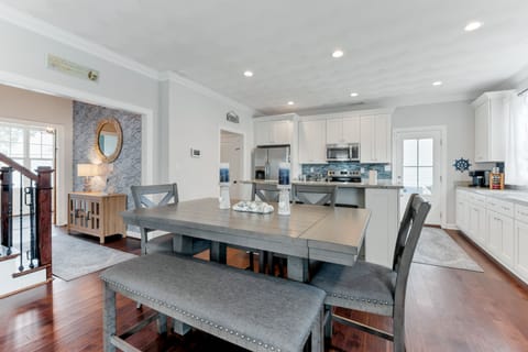 Modern 6-seater dining area!