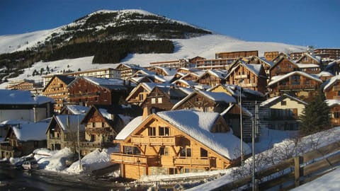 Welcome to our warm and cosy 3-bedroom chalet, nestled in the heart of Alpe d’Huez.