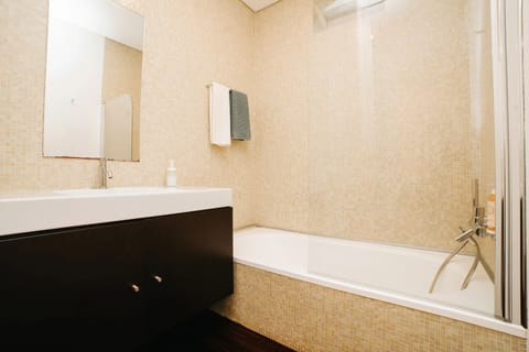 Bath tub