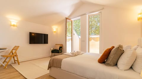 Rest and rejuvenation are on the agenda in this charming bedroom. From the sumptuous bedding to the carefully curated decor, every element invites you to unwind and have a peaceful night's sleep. #bedroom #airbnb
