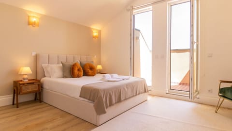 Rest and rejuvenation are on the agenda in this charming bedroom. From the sumptuous bedding to the carefully curated decor, every element invites you to unwind and have a peaceful night's sleep. #bedroom #airbnb