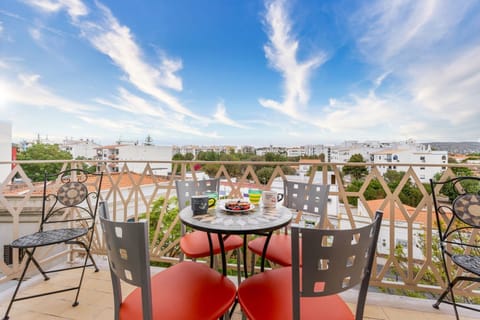 A cozy balcony, providing a charming outdoor sppace perfect to relax and enjoy a quick meal with fresh air.
#balcony #outdoor #algarve #portugal