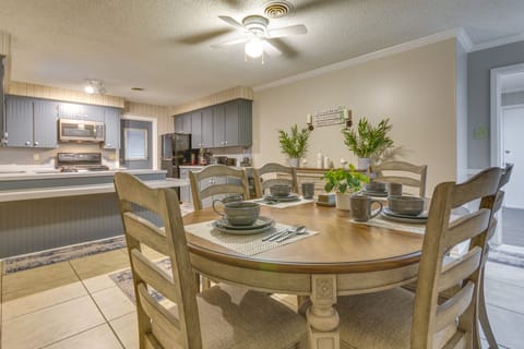 Dining Area | Central Air Conditioning/Heat | Free WiFi