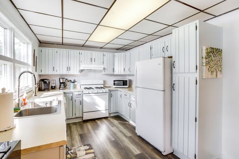 Kitchen | Cooking Basics | Coffee Maker | Paper Towels/Trash Bags Provided