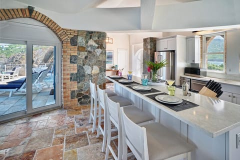 Kitchen island/bar area