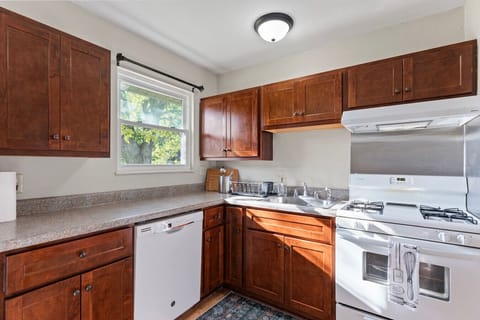 kitchen : fully stocked