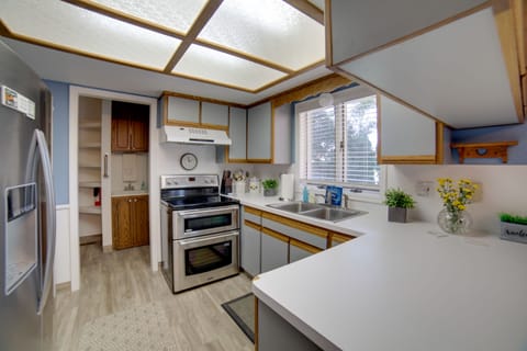 Fully Stocked Kitchen | Dishwasher | Cooking Basics | Coffee Maker | Blender