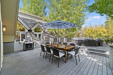 Dining Area on Deck with BBQ and Outdoor Seating