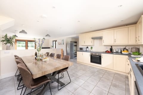 Spacious full kitchen, with dining table for 8 - Robins Rest