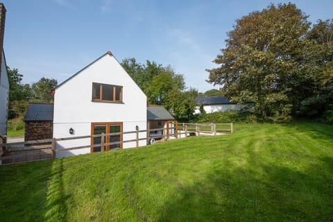 Large grassy garden, modern detached home  - Robins Rest