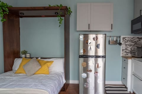 Comfy small studio w/ kitchenette.