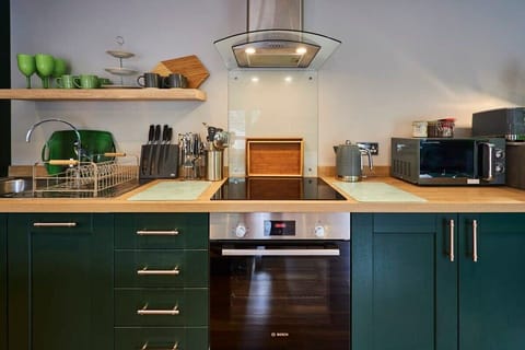 Forest Green Lodge, Alnwick - Host & Stay